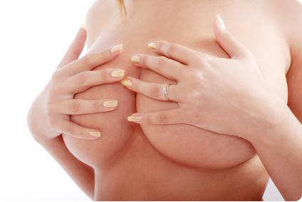 sexy mujer desnuda, tapandose los senos con las manos