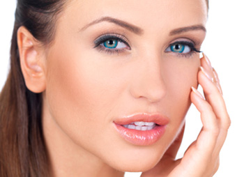 fotografia de cara de chica depues de un lifting facial con el dr hermes avila pelayo