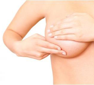 chica desnuda tocandose el seno despues de una cirugia plastica en mexico